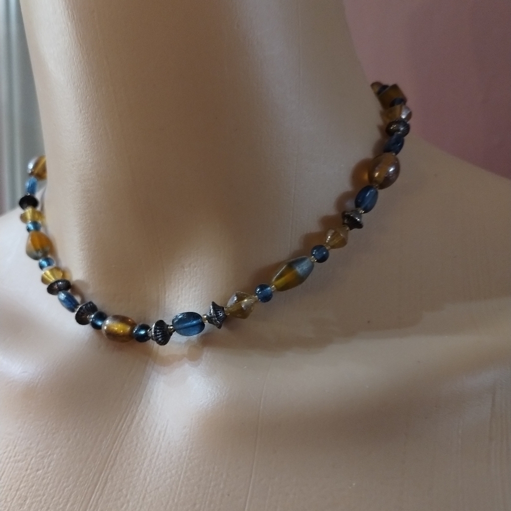 Beautiful women's multi colored bead necklace - Picture 2 of 3